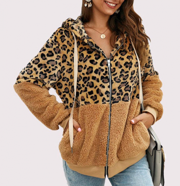 Hoodie dengan motif animal print